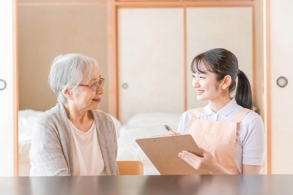 介護士が利用者さんにヒアリングを行っている様子