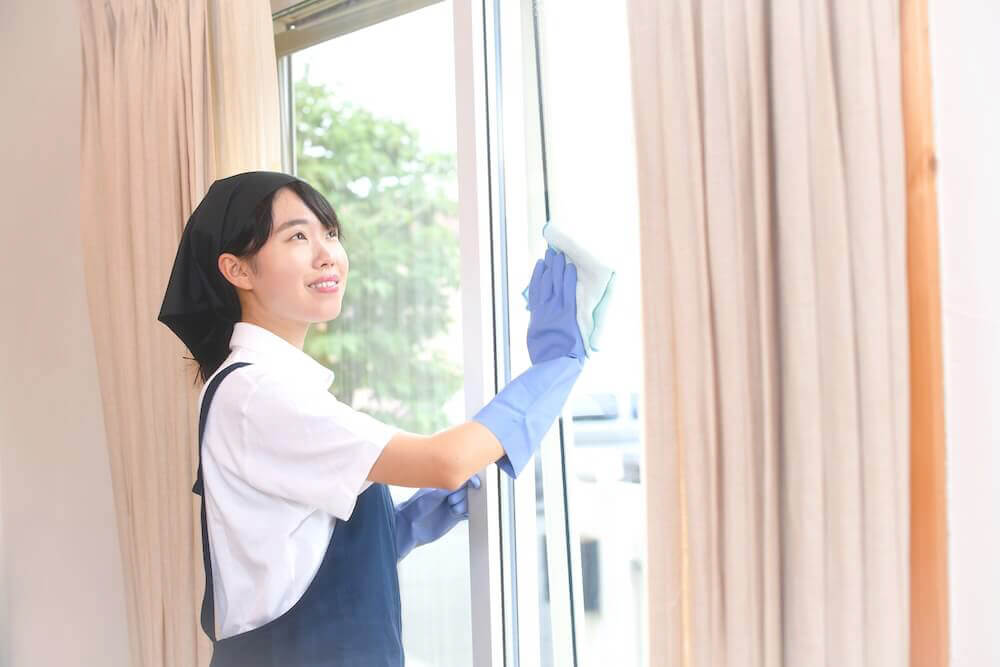 介護士が窓拭きをしている様子